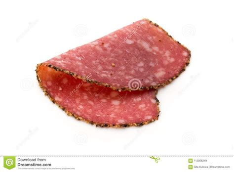 Rebanadas Del Salami Aisladas En El Fondo Blanco Imagen De Archivo