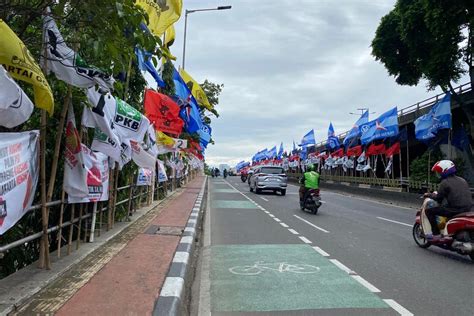 Warna Warni Bendera Parpol Di Sepanjang Jalan Letjen S Parman Hingga