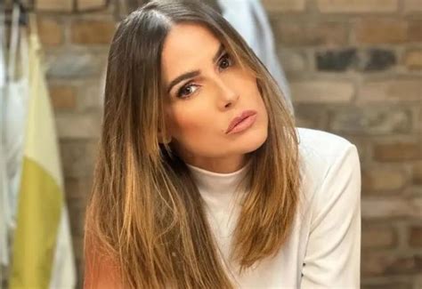 Sbt Tv Deborah Secco Lan A Cole O De Biqu Ni E Mostra Primeiro Modelo