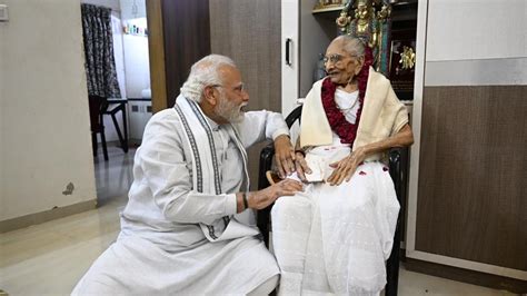 Pm Modi Meets Mother Heeraben Modi On Her Birthday ‘if My Father Had