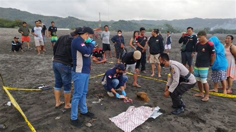 Niat Bersantai Driver Ojek Temukan Orok Bayi Tergeletak Di Pantai