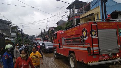 Lumpur Sisa Banjir Di Pondok Gede Permai Bekasi Mulai Dibersihkan