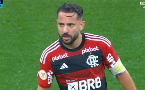 Everton Ribeiro revela detalhes sobre renovação de contrato o