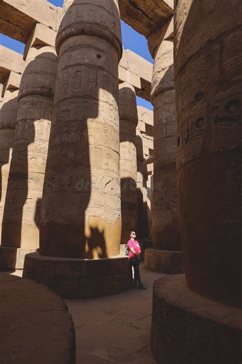 Touriste Blanc En Regardant Les Anciennes Colonnes Massives Du Complexe