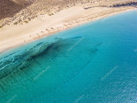 Vista aérea de las dentadas costas y playas de la isla de La Graciosa