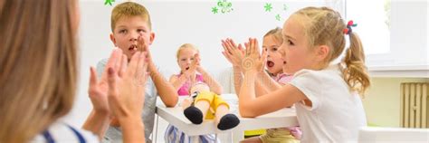 Séance D ergothérapie Groupe D enfants Faisant Des Exercices Ludiques