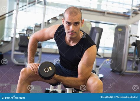 Retrato Do Homem Que Exercita Peso No Gym Foto De Stock Imagem De