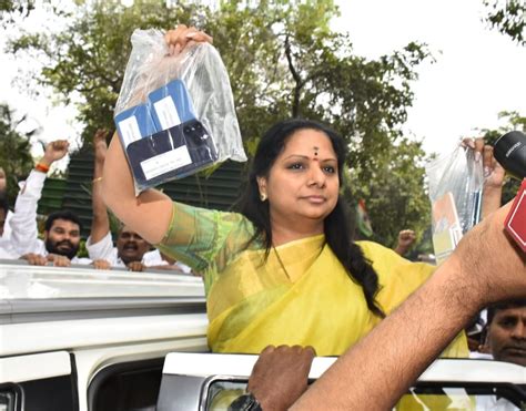 Delhi Liquor Scam Kavitha Takes On Ed Flashes Old Phones To Negate