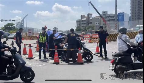 悚 台南死亡車禍！砂石車準備上橋擦撞機車 72歲騎士遭輾爆頭慘死