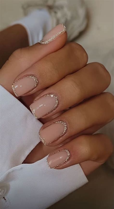 Diseños de uñas color NUDE Discretas y elegantes Mujer saludable 10