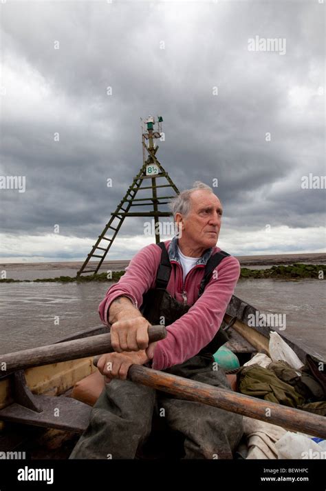 Commercial Salmon Fisherman Rowing Upstream The River Ribble Uk Stock