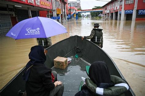 Inaccessible roads hampering flood relief efforts in Malaysia | The ...