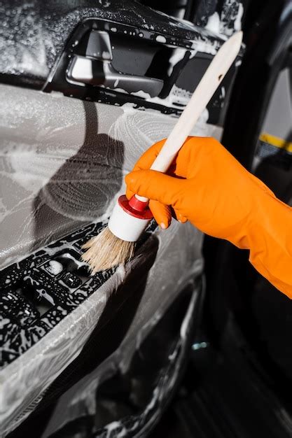 Proceso De Limpieza Con Espuma Y Detergente Con Cepillo Para El Panel