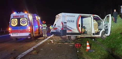 Nocne dachowanie busa na A4 na trasie Kraków Chrzanów Jedna osoba