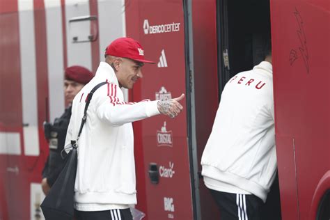 Jugadores De La Selecci N Peruana De F Tbol Partieron Al Grupo A Reo N