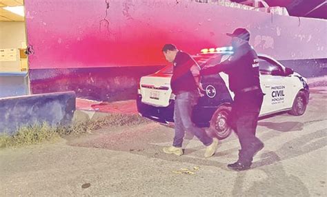 Policías lo detienen por orinar en calle La Prensa de Coahuila