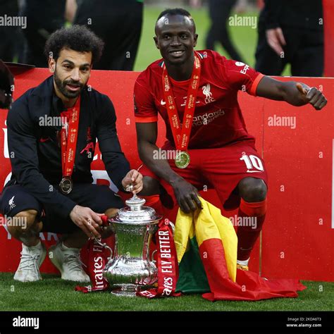 L R Liverpool S Mohamed Salah And Liverpool S Sadio Mane With The Fa Cup After Their Sides 6 5