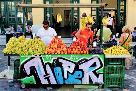 Puesto De Frutas En La Plaza Monastiraki Foto De Archivo Editorial