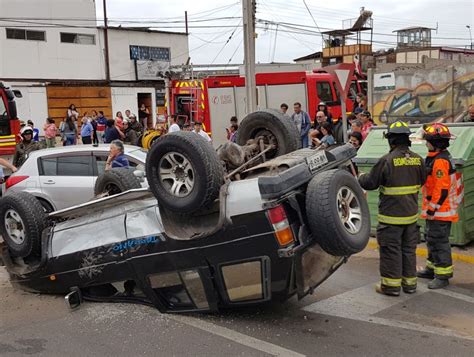 Dos Heridos Deja La Colisión De Dos Vehículos Con Posterior Volcamiento En Iquique