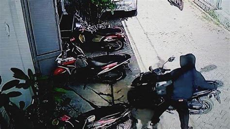 2 Bandit Motor Satroni Rumah Warga Wonorejo Rungkut Surabaya Scoopy