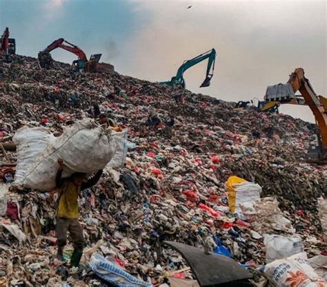 Foto Penampakan Gunung Sampah Di Tpa Cipayung Yang Overload Hingga