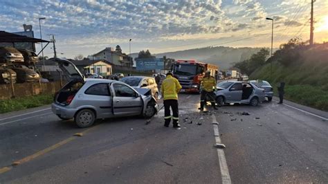 Grave Acidente Na Sc Mata Mulher E Deixa Cinco Feridos Jornal Raz O