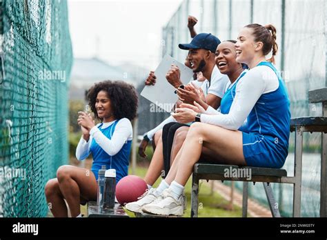 Cancha Netball Y Entrenador Feliz Con Las Mujeres En El Stand Viendo