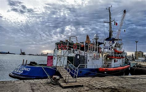 Metz Io Armatore Della Nave Mar Jonio Per Aiutare I Migranti Nel