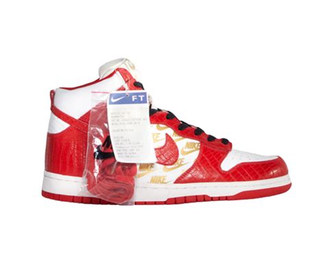 Supreme × Nike SB Dunk High Prototype Red | WHAT’S ON THE STAR?