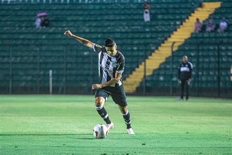 Léo Artur volta aos treinos no Figueirense e deve retornar ao time