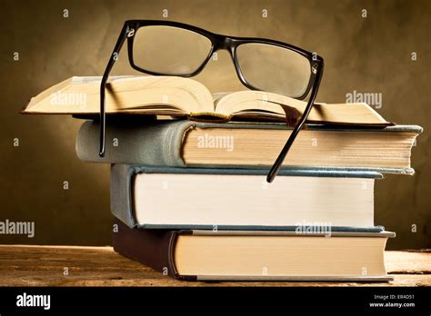 Algunos Libros Y Gafas Para Leer Fotograf As E Im Genes De Alta