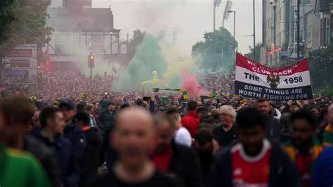 Thousands of Man Utd fans protest against Glazer family before ...