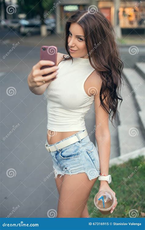 Belle Sexy Fille Prenant Un Selfie Dans La Rue Image Stock Image Du