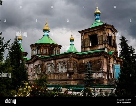 La catedral ortodoxa rusa de la Santísima Trinidad Karakol Kirguistán