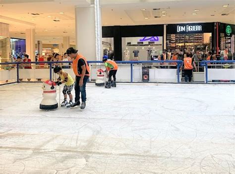 Patinação no gelo é atração em shopping da região