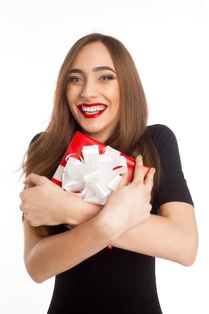 Modelo Feliz Sosteniendo Una Caja De Regalo Roja En El Estudio Foto