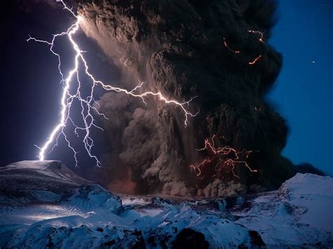 The World's Coolest Pictures Of Volcano Eruptions