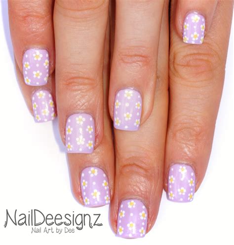 nail art daisy design