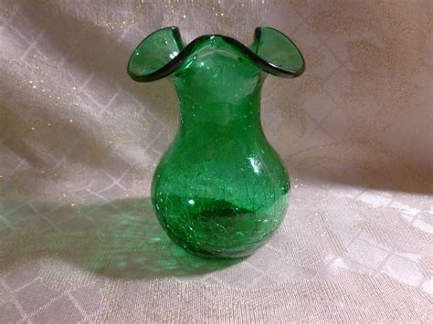 Blenko Crackle Glass Vase Pretty Green Color Scalloped Top Edge Bright Twinkle Reflection In