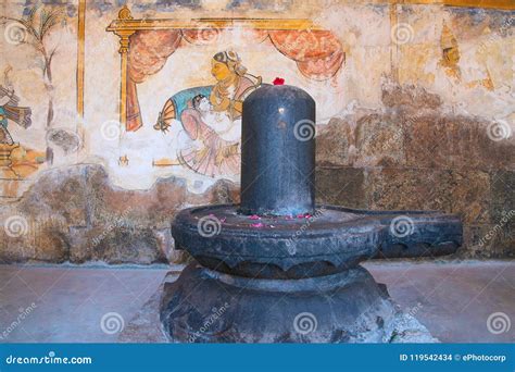 Linga With A Nayaka Painting Inside Wall Of Northern Cloister