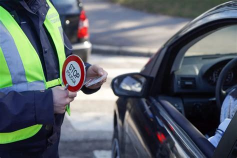 Slu Benici Saobra Ajne Policije Li Ili Slobode Voza A Tokom Vikenda