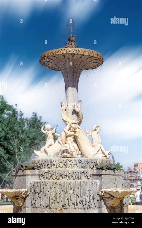 Fountain in El Buen Retiro Park (Parque del Buen Retiro). The famous ...