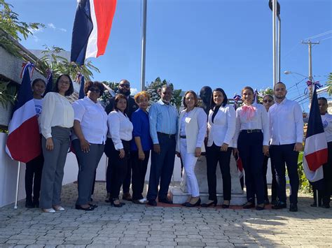 Fundación Gilbert Ayuntamiento y Educación realizan ofrenda en honor