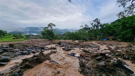 Chuva em SC deixa mortos desaparecidos e rastros de destruição