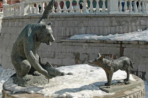 Bear and Wolf Statue, Alexander Garden, the Kremlin, Moscow, Russia ...