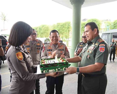 Ini Kejutan Dari Kapolda Maluku Di Ultah Pangdam Pattimura