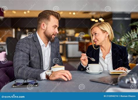 Hombre Y Mujer De Mediana Edad Discutiendo Ideas De Negocios En La