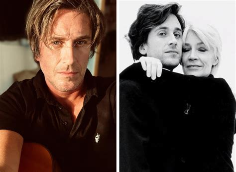 Jai la gorge qui se noue Thomas Dutronc rend un bel hommage à sa