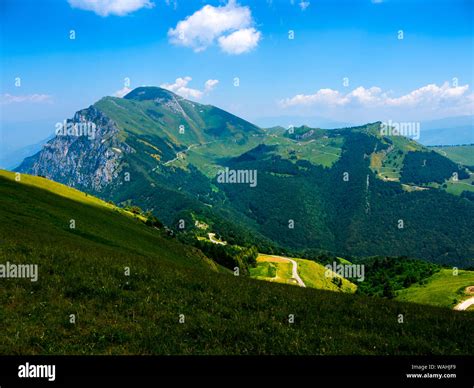 Las Praderas Alpinas En La Cima Del Monte Baldo Italia Y Vistas Al Lago