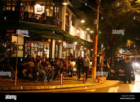 La Gente En La Vila Madalena Zona Conocida Por Sus Bares Restaurantes